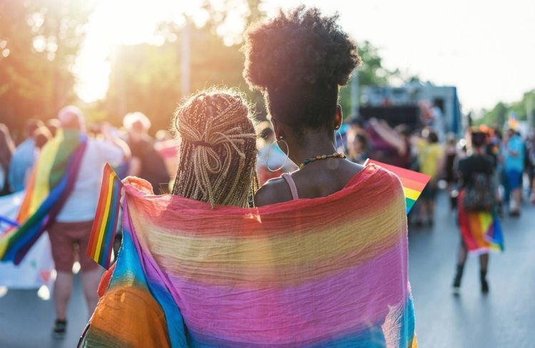 Une jeune femme sur cinq ne se considère pas hétérosexuelle, selon une étude de l’INED