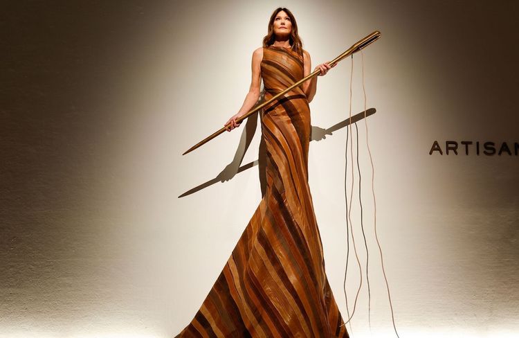 Dans une robe en cuir spectaculaire, Carla Bruni surprend les invités du défilé Tod’s à Milan