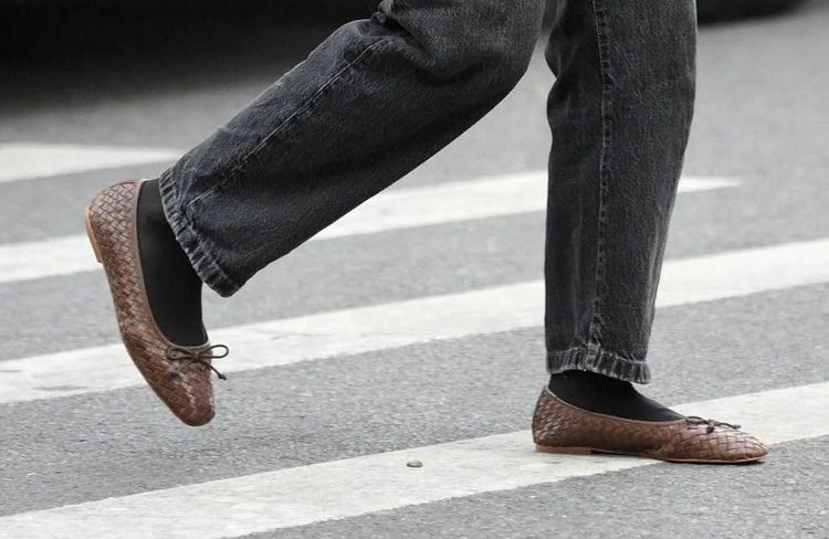 Ballerines-chaussettes : le combo inattendu approuvé par les célébrités