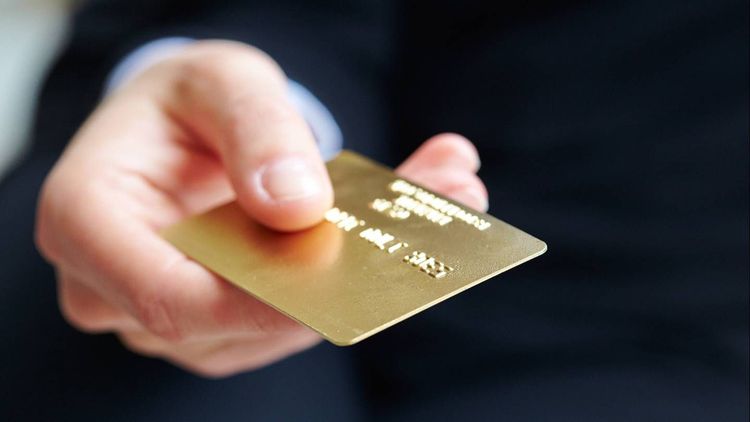 Banque en ligne : gagnez-vous assez pour rester éligible à cette carte Gold gratuite ?