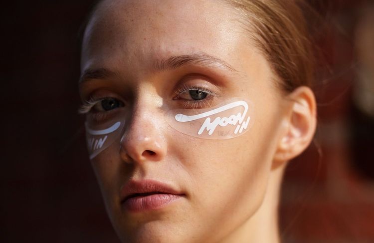 À New York, les patchs pour les yeux deviennent des accessoires de mode