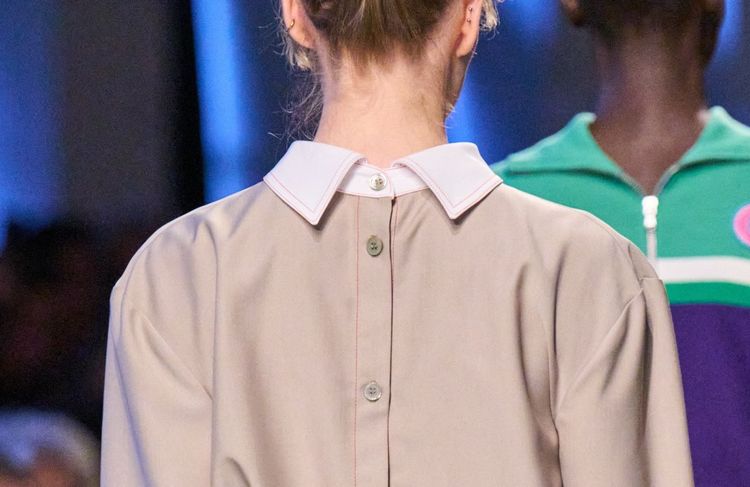 Porter sa chemise à l’envers, le nouveau geste stylistique qui twiste notre allure ce printemps
