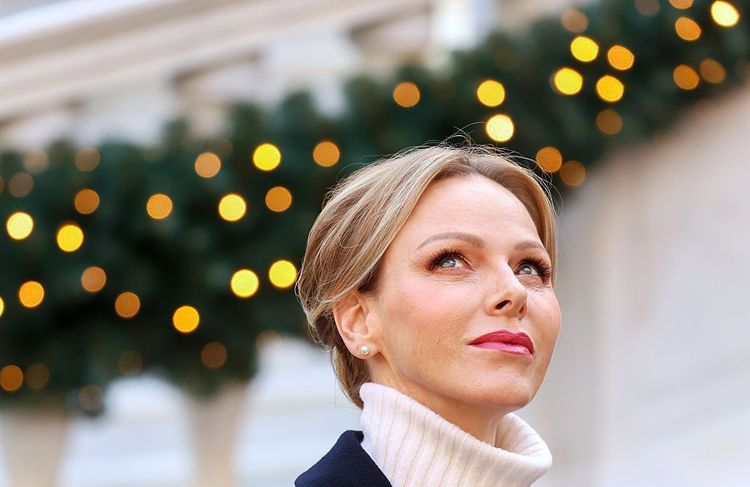 À l’approche de Noël, Charlène de Monaco délaisse le rouge sur les lèvres pour cette teinte estivale