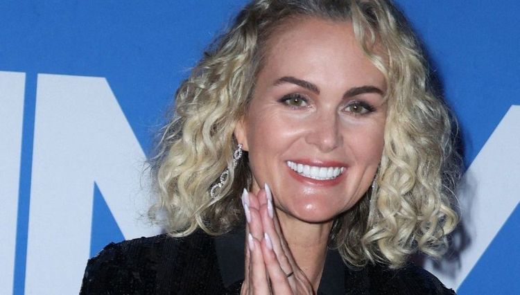 Laeticia Hallyday réussit un expxloit après s'être recueillie sur la tombe de Johnny : elle vole