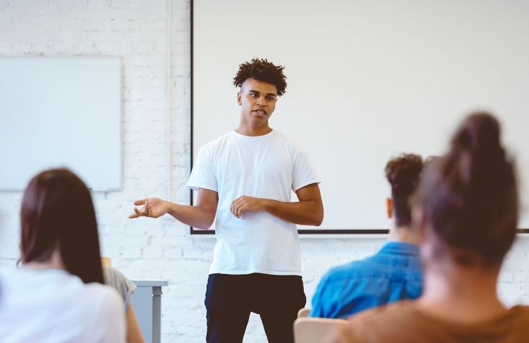 Grand Oral du Bac : 7 jeunes sur 10 ont déjà renoncé à prendre la parole par manque de confiance