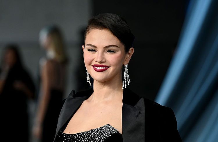 Selena Gomez adopte le rouge de fêtes le plus chic de la saison sur ses mains