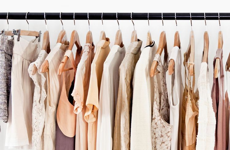 La technique du cintre inversé, l’astuce simplissime et ultra-efficace pour un dressing désencombré