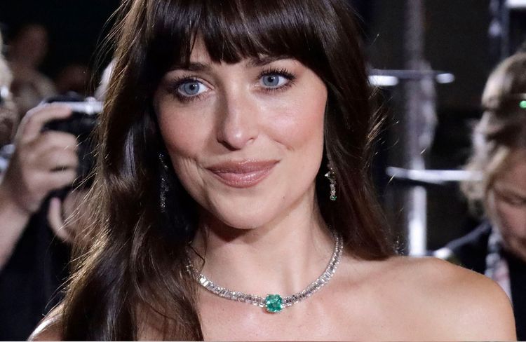 « Je voyage toujours avec des ciseaux » : Dakota Johansson coupe sa frange elle-même et dévoile son secret (à portée de tous) pour une chevelure de rêve