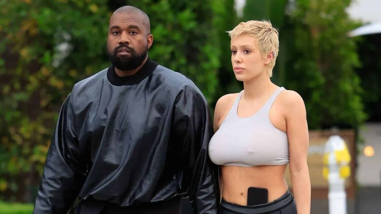 Kanye West à deux doigts de révéler l’anatomie de sa compagne Bianca Censori, vêtue du plus petit bikini au monde
