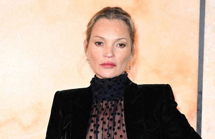 Chez Saint Laurent, Kate Moss opte pour la nuance de rouge à lèvres phare de la saison