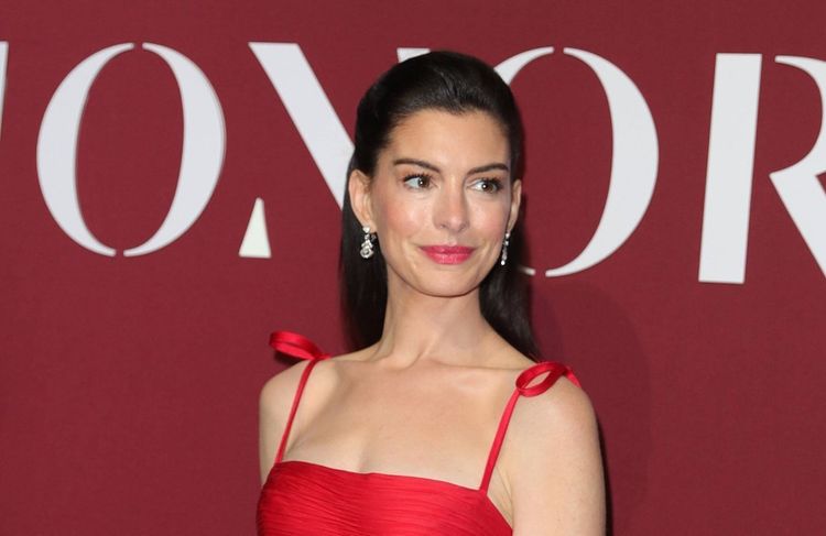 Anne Hathaway méconnaissable en icône pop : les premières images de « Mother Mary »