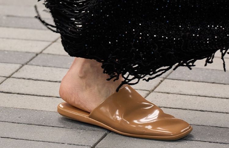 Aussi confortables que des pantoufles : ces mules minimalistes seront partout cette saison