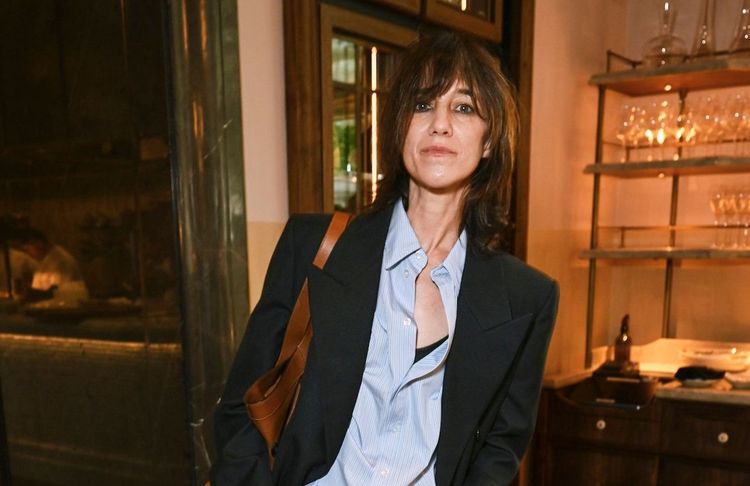 Chemise, jean droit, blazer : le trio chic à la française que Charlotte Gainsbourg maîtrise à la perfection