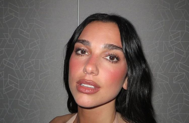 Goggle tan : quand le bronzage au ski inspire la tendance blush du printemps