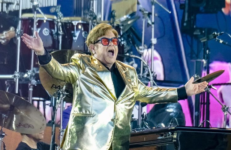 Elton John dévoile une rare photo de ses fils Zachary et Elijah, qui ont bien grandi