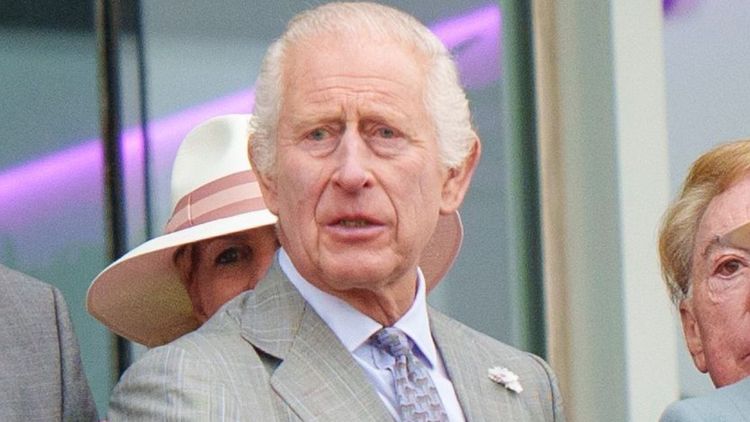 Charles III charme une célèbre actrice française, elle balance : "Il se penche vers moi et…