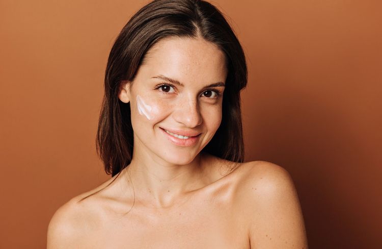 Ces 4 actifs en « C » que les dermatologues recommandent en priorité pour une peau plus lisse et plus ferme