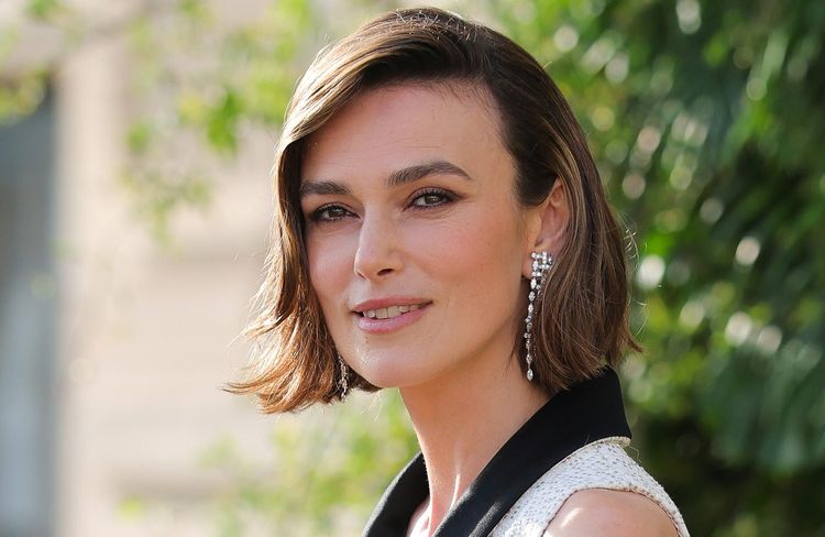 Déjà adoptée par Keira Knightley, cette façon de porter le carré va vous séduire