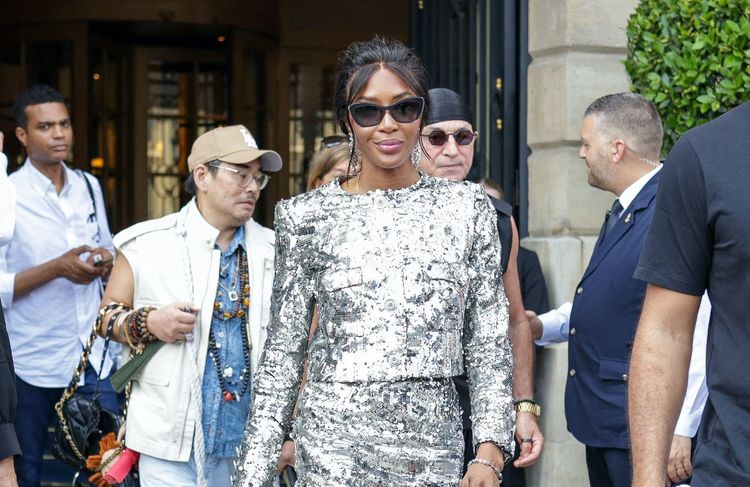 Naomi Campbell bouscule son tailleur Chanel Haute Couture avec des baskets étonnantes