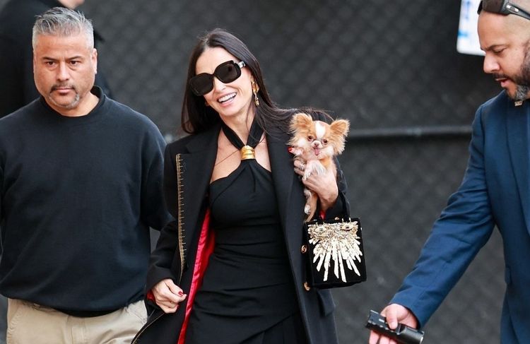 Demi Moore : du noir, du doré et des accessoires statement
