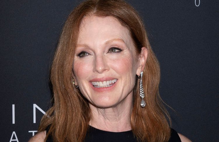 Julianne Moore, 64 ans, s’affiche sans maquillage et dévoile un teint naturellement lumineux
