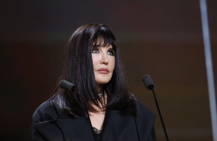 « Elle a un talent fou » : Isabelle Adjani réagit au choix de Margaret Qualley pour le remake de son film culte