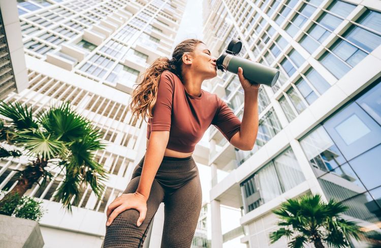 Électrolytes : la boisson star des sportifs (et des lendemains difficiles) est-elle vraiment utile ?