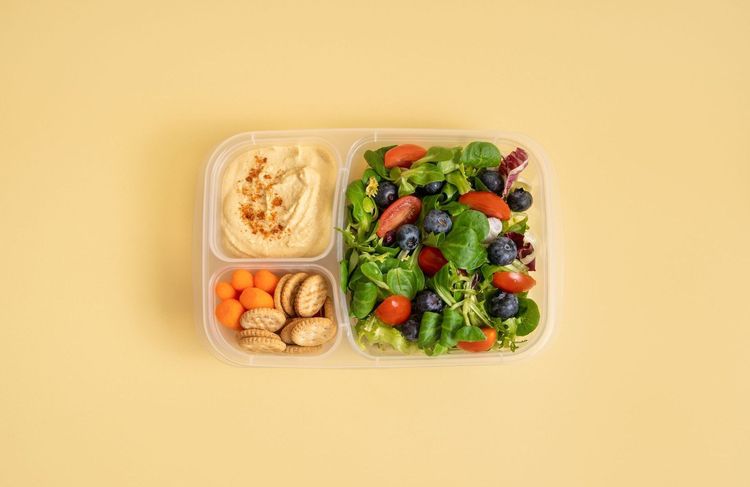 Voici pourquoi il ne faut jamais manger dans des barquettes en plastique