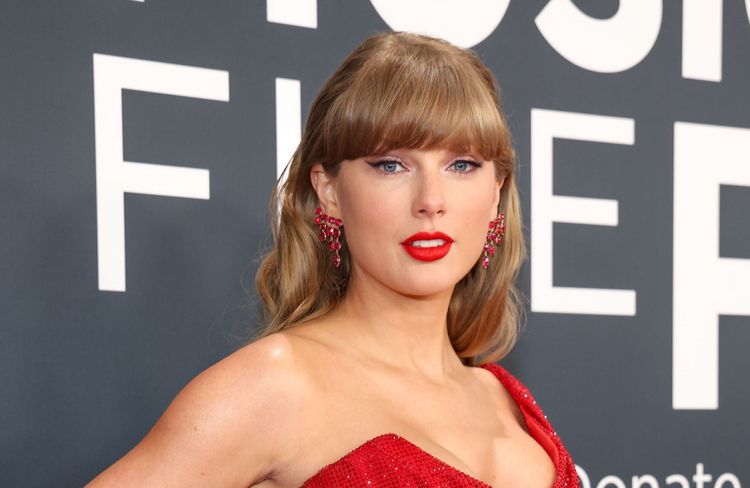 Taylor Swift s’affiche avec une manucure idéale pour la Saint-Valentin