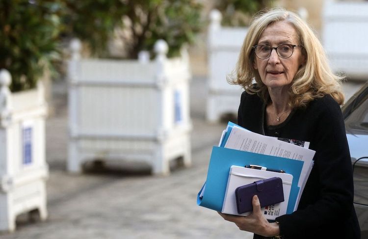 Déposer son téléphone portable à l'entrée du collège ? Les annonces de Nicole Belloubet