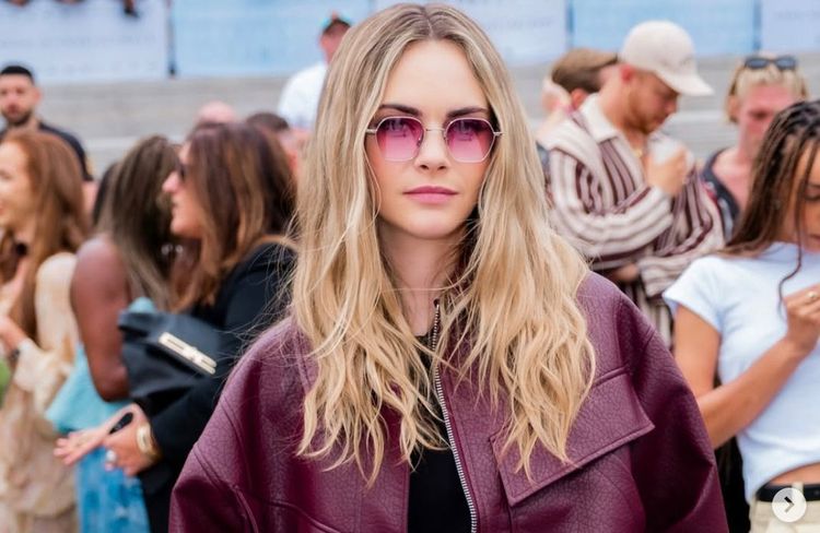 À Londres, c’est la rentrée pour Cara Delevingne qui voit la vie en bordeaux, velours et cuir