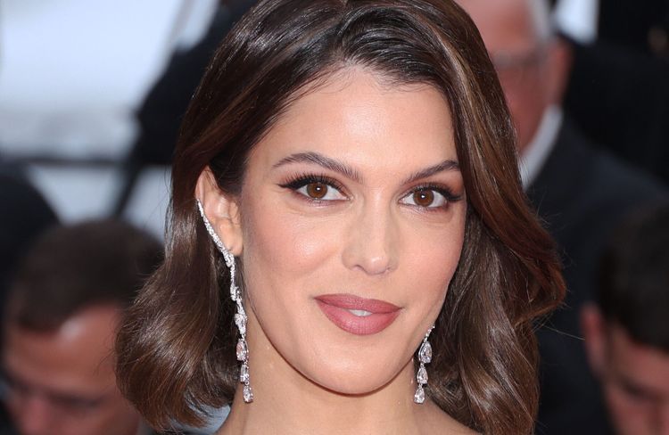 Iris Mittenaere : cet objet belle peau qu’elle utilise avant chaque événement