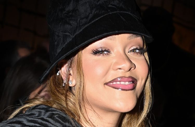 Rihanna s’approprie la coiffure iconique de Pamela Anderson