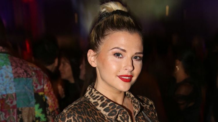 Kelly Vedovelli fait des confidences déroutantes sur son compagnon : "Je l'aime depuis..."