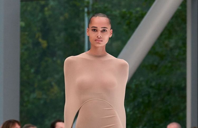 Pour son dernier défilé Alaïa, Pieter Mulier remet au goût du jour cette robe longtemps jugée « provocante »