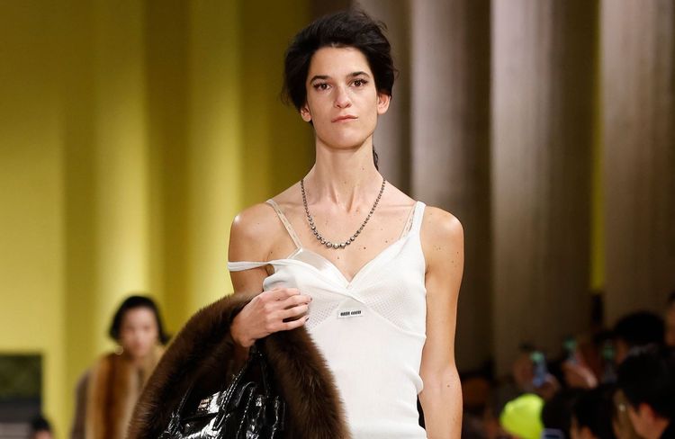 En débardeur et lingerie apparente, Suzanne Lindon fait sensation sur le podium Miu Miu