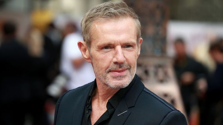 Lambert Wilson, proche de lui, se mouille au sujet de l'Abbé Pierre : "J'ai passé un temps fou à…