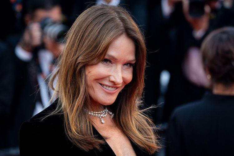 Carla Bruni (58 ans) hypnotique en bikini : tripotée à la plage par Nicolas Sarkozy, l'ex-Première dame enflamme la Toile