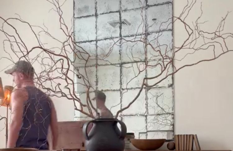 L’astuce du vaporisateur : la technique géniale pour donner un aspect vieilli à un miroir