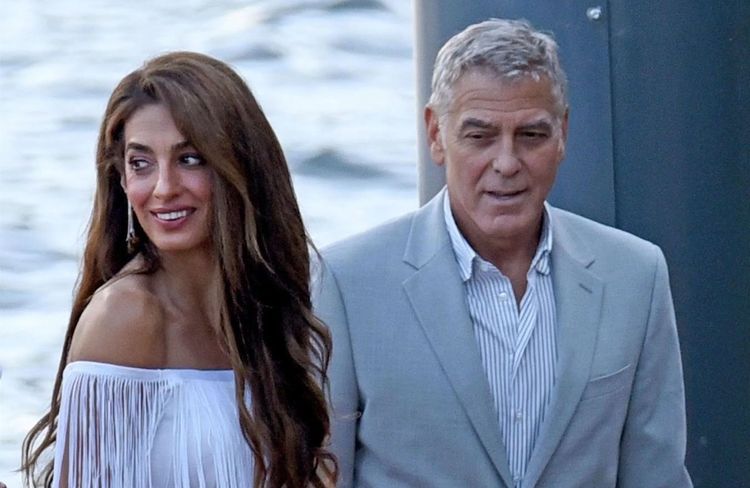 Amal Clooney ressuscite le glamour des années 1920 dans une robe clapet ultra chic