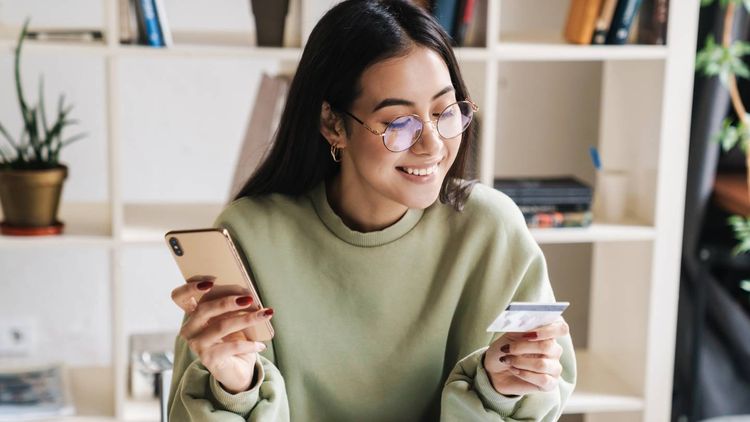 Cette application de paiement pour adolescents propose une carte bancaire sur mesure via l'IA