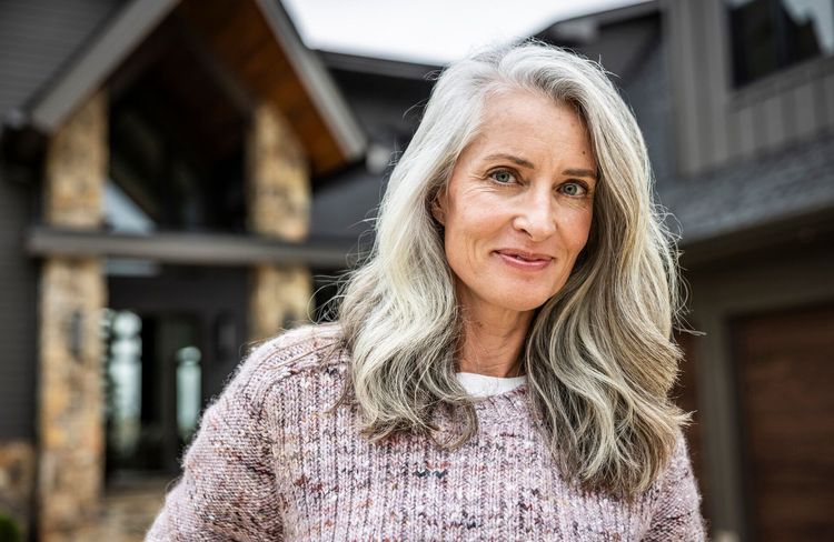 Qu'est-ce que le « Grey Blending », cette technique de coloration virale qui permet d'assumer ses cheveux gris sans effet racine ?