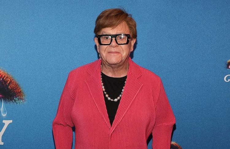 « Je ne peux rien voir » : Elton John donne des nouvelles de sa santé depuis sa perte de vue