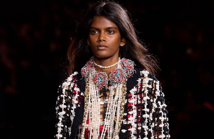 Le layering de bijoux est de retour : voici la tendance qui va habiller tous nos looks d’été