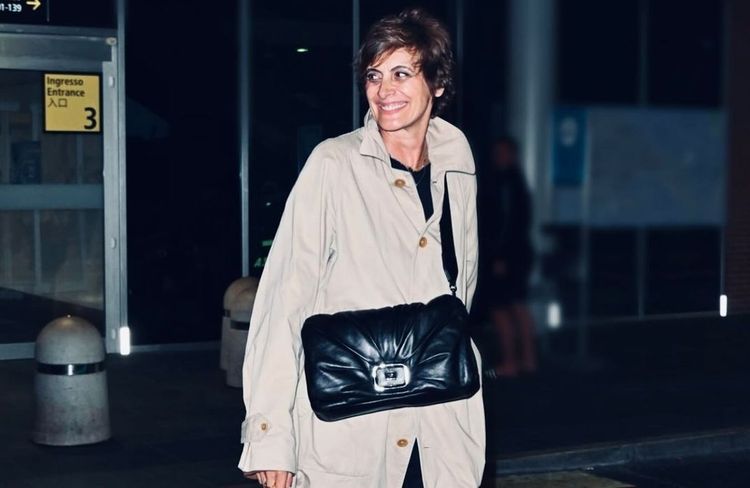 Ines de la Fressange adopte la tendance du sac XXL