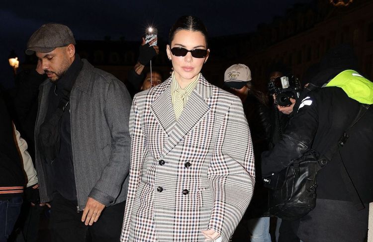 Au défilé Schiaparelli, Kendall Jenner adopte la cravate, l’accessoire star de la saison