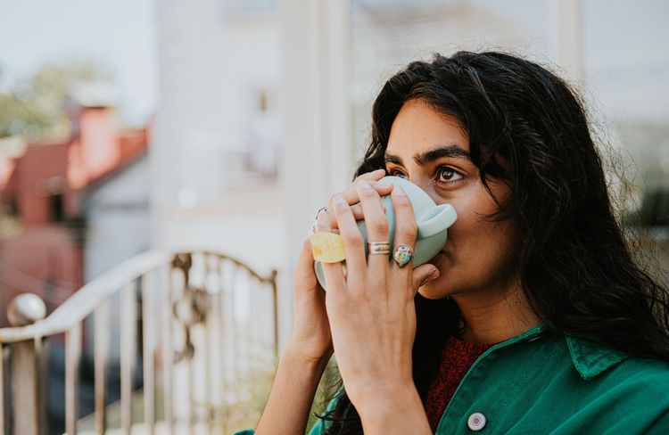 Acné hormonale : boire ce thé au quotidien aiderait à calmer les imperfections