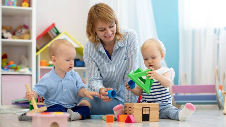 Nounou, assistante maternelle : quel est le salaire moyen dans votre département ? [CARTE]
