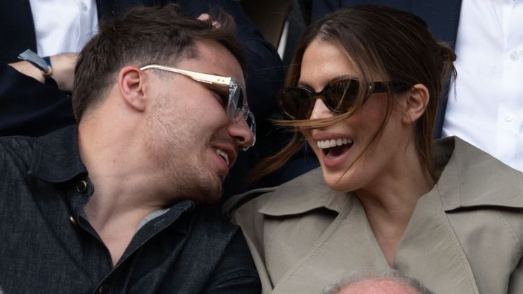 Iris Mittenaere déclare "Un autre jour pour toi et moi au paradis" à Antoine Dupont