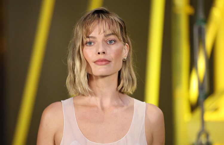 Margot Robbie troque ses longueurs pour un bob wavy à la frange effilée